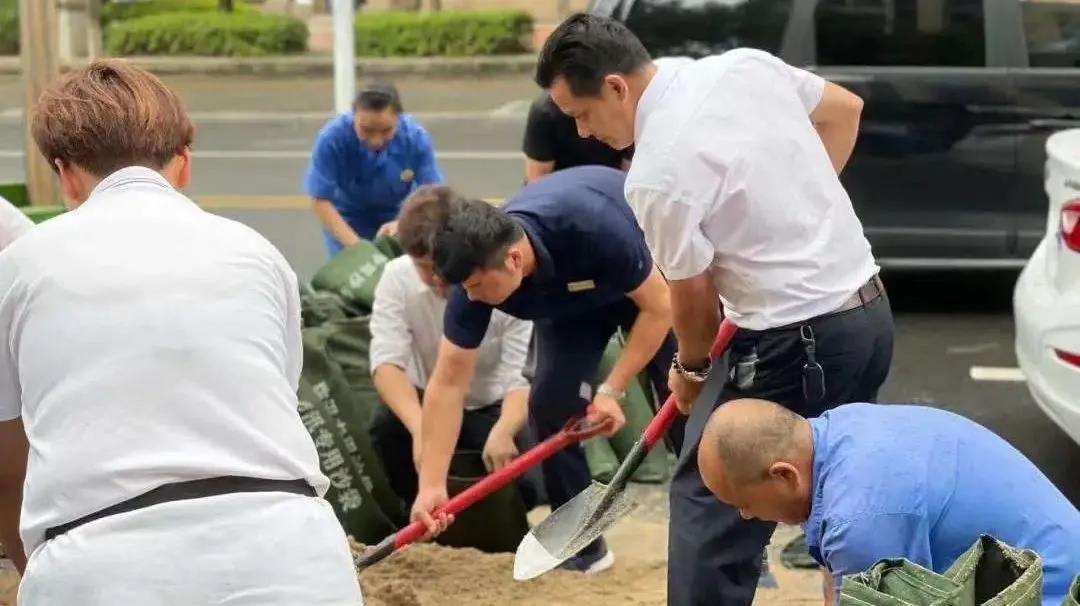 湖南保安服務(wù),墻外高空清洗服務(wù),湖南保利天創(chuàng)物業(yè)發(fā)展有限公司